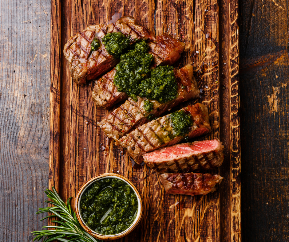 viande-garnie-d-une-sauce-chimichurri.